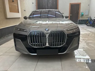 2025 بي ام دبليو الفئة السابعة 735أي