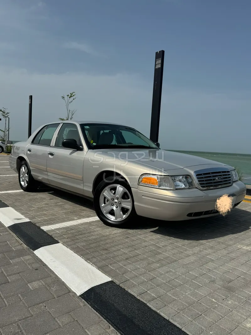 2011 فورد كراون فكتوريا