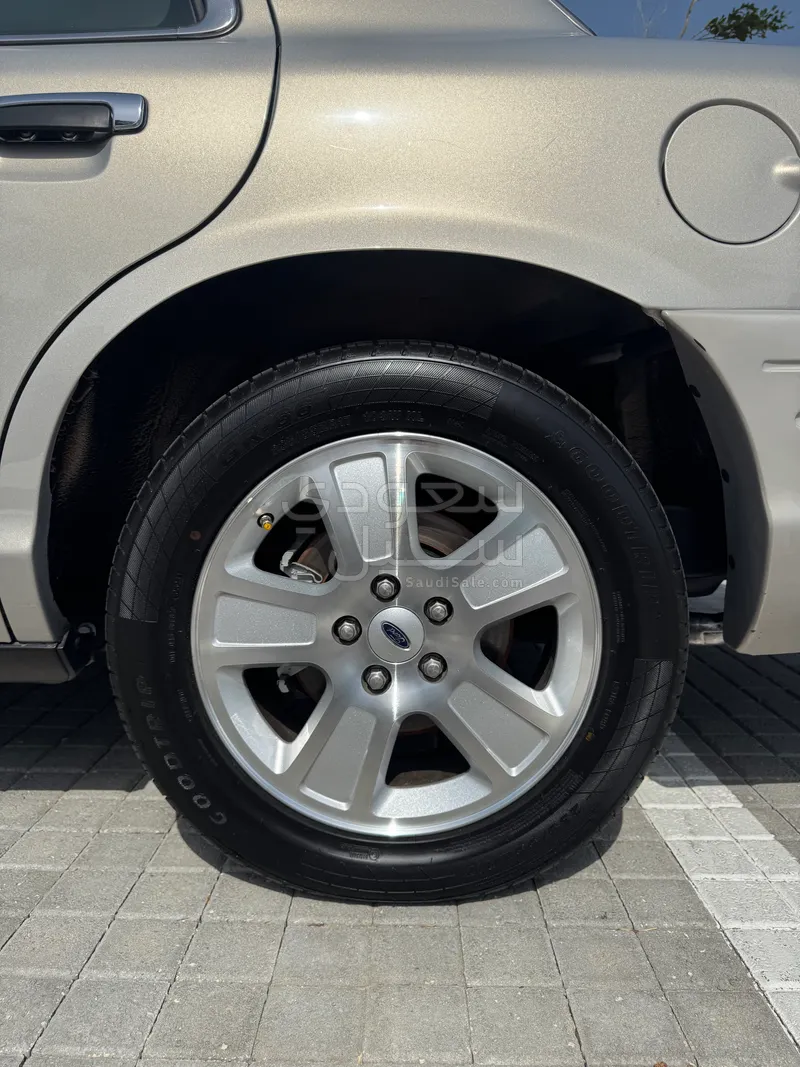 2011 فورد كراون فكتوريا