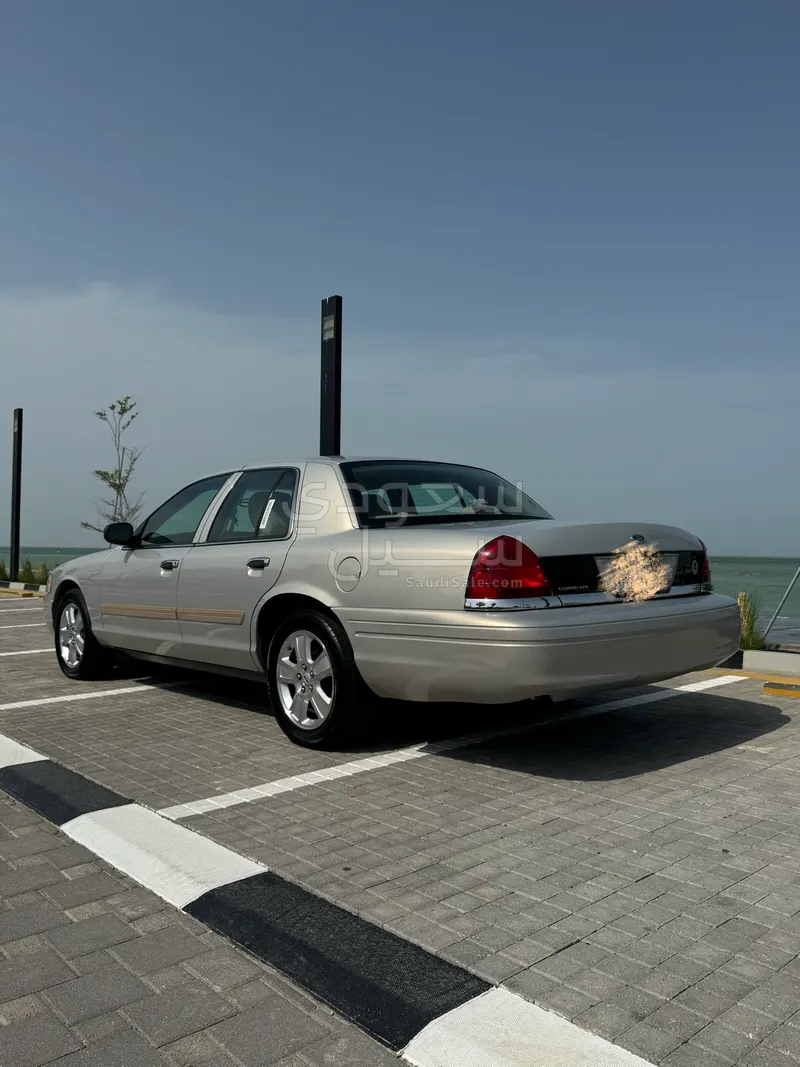 2011 فورد كراون فكتوريا