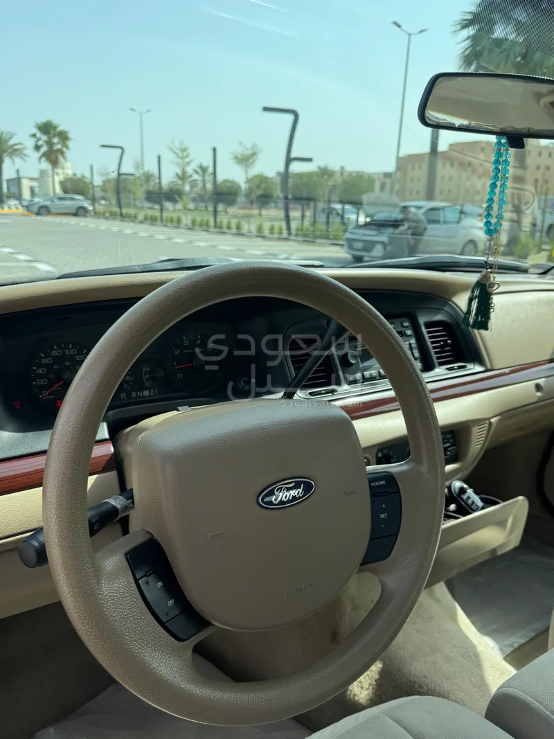 2011 فورد كراون فكتوريا