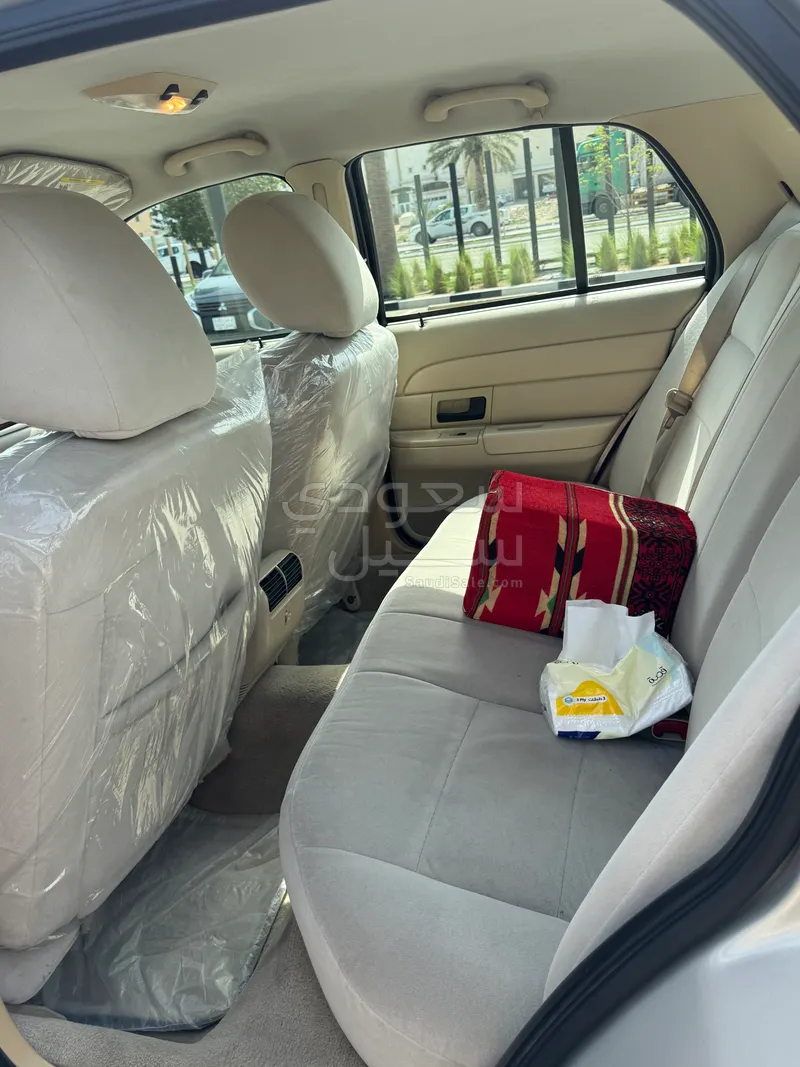 2011 فورد كراون فكتوريا