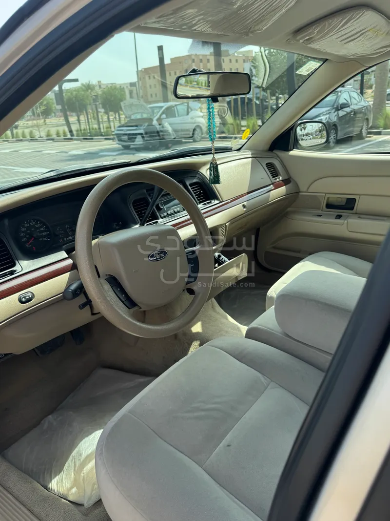 2011 فورد كراون فكتوريا