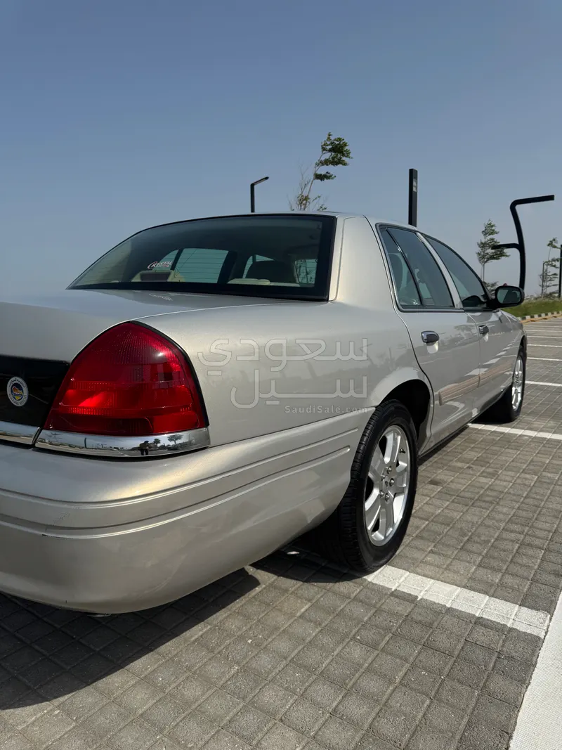 2011 فورد كراون فكتوريا