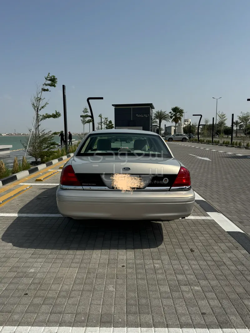 2011 فورد كراون فكتوريا