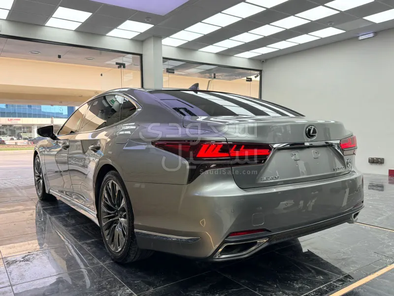 2022 لكزس إل إس 500