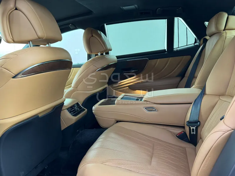 2022 لكزس إل إس 500