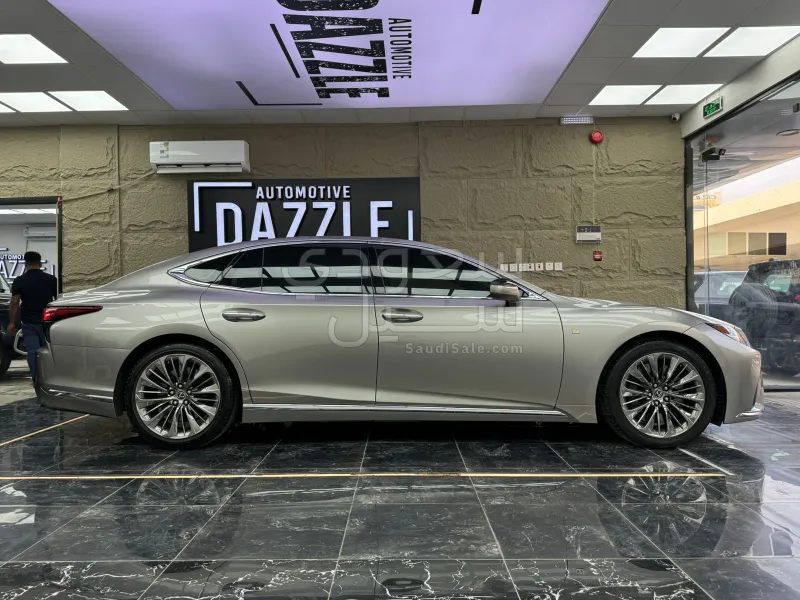 2022 لكزس إل إس 500