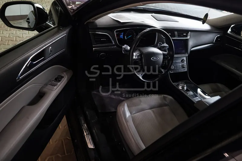 2022 فورد توروس ترند