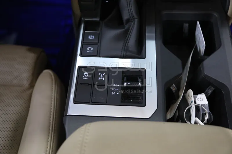 2025 تويوتا برادو في اكس