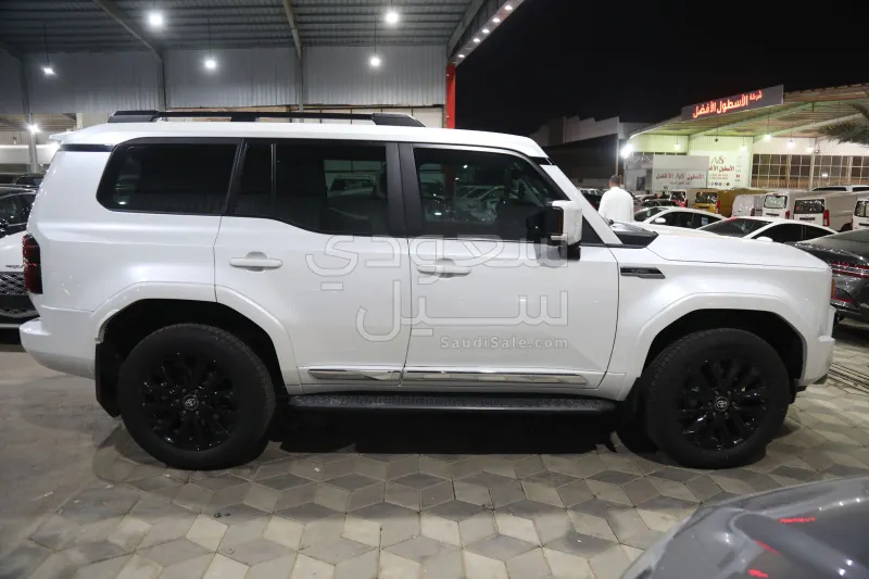 2025 تويوتا برادو في اكس