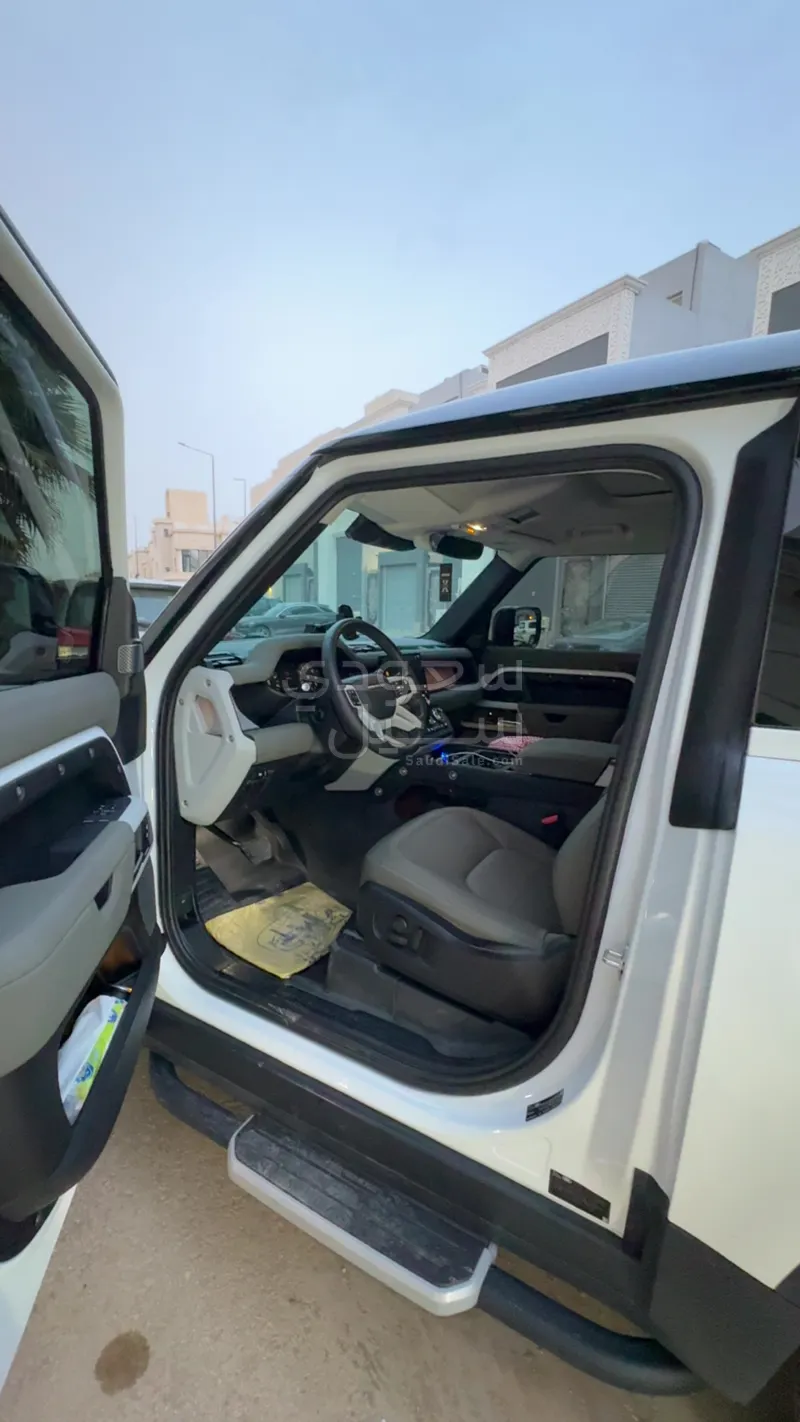 2023 لاند روفر ديفيندر 90