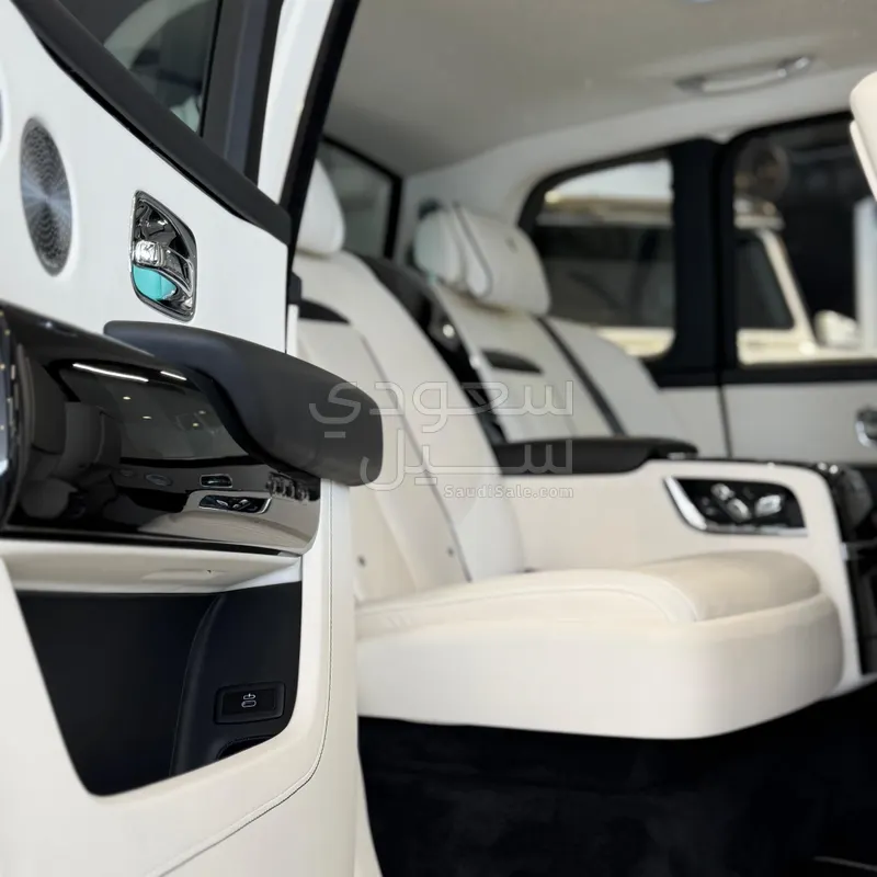 2022 رولز رويس كولينان سلفر بادج