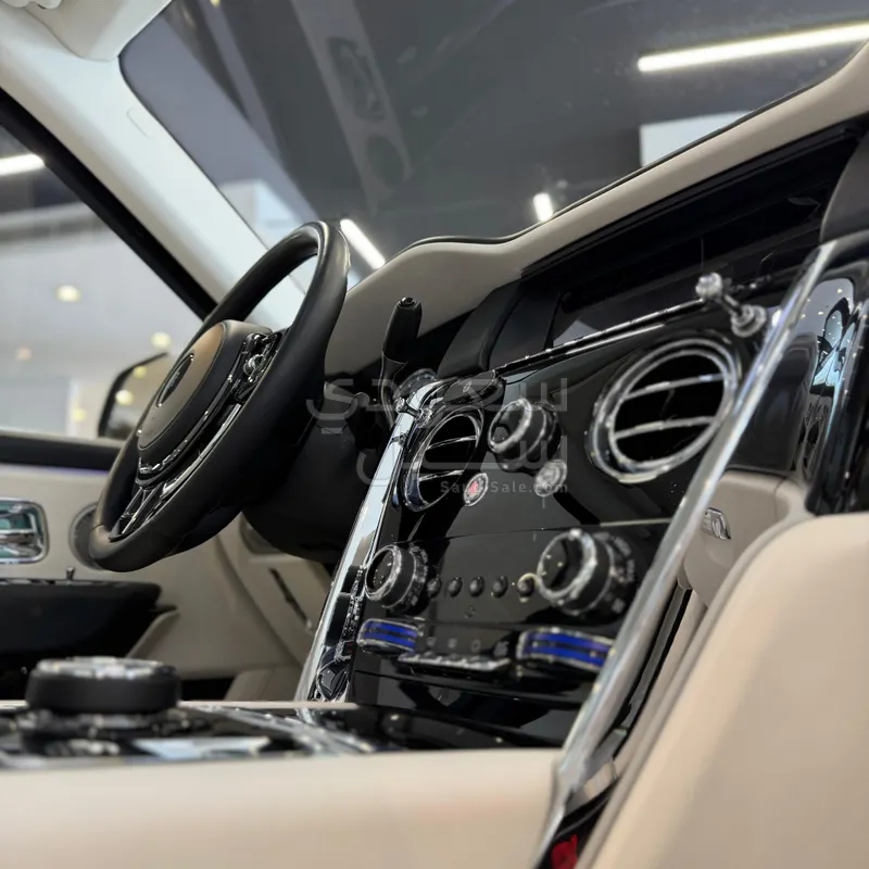 2022 رولز رويس كولينان سلفر بادج