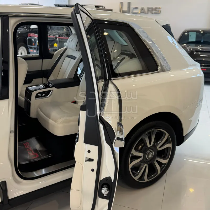 2022 رولز رويس كولينان سلفر بادج