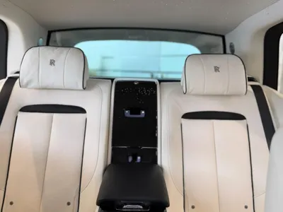 2022 رولز رويس كولينان سلفر بادج