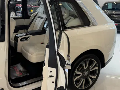 2022 رولز رويس كولينان سلفر بادج