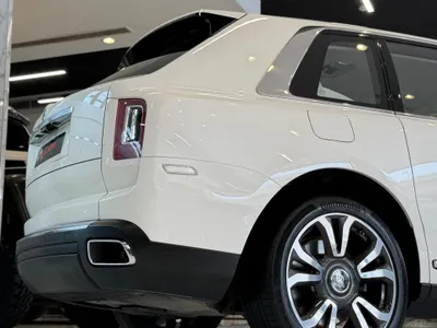 2022 رولز رويس كولينان سلفر بادج