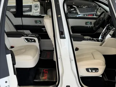 2022 رولز رويس كولينان سلفر بادج