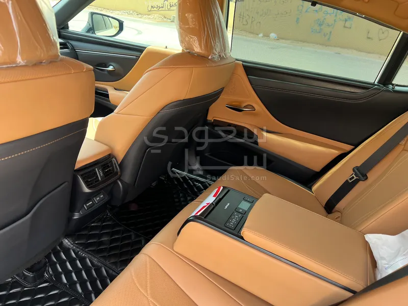 2025 لكزس إي إس 250