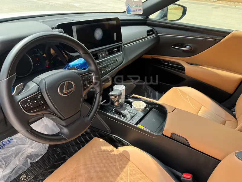 2025 لكزس إي إس 250