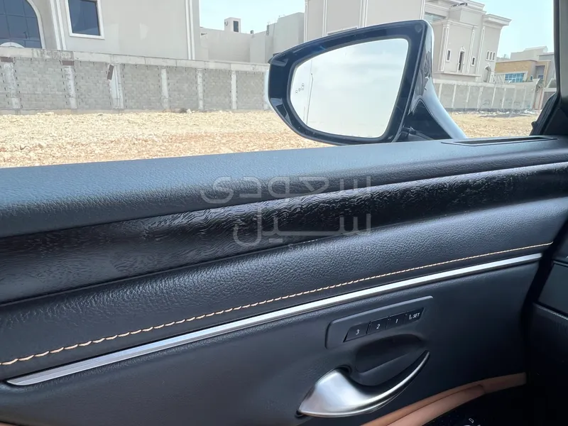2025 لكزس إي إس 250