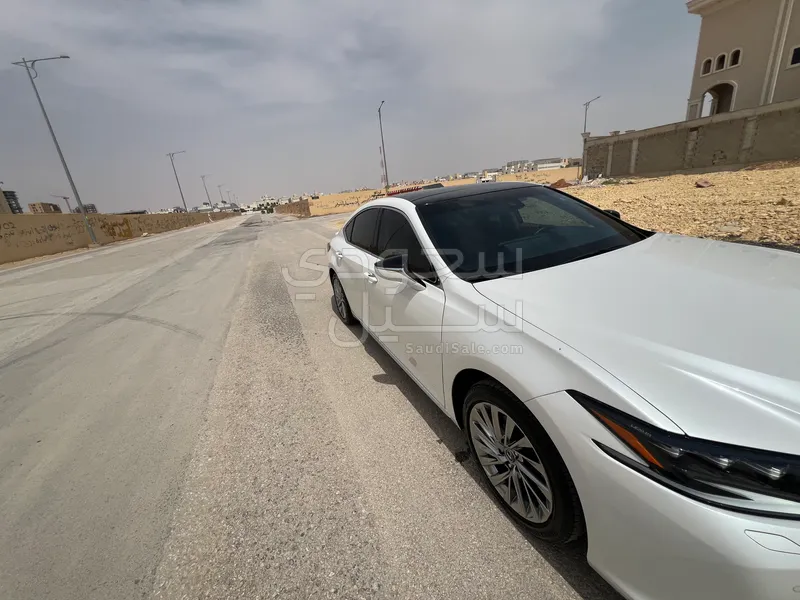 2025 لكزس إي إس 250