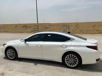 2025 لكزس إي إس 250