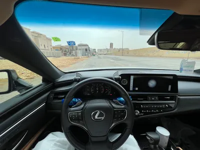2025 لكزس إي إس 250