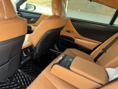 2025 لكزس إي إس 250