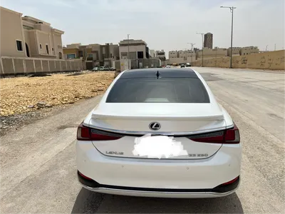 2025 لكزس إي إس 250