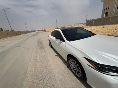 2025 لكزس إي إس 250