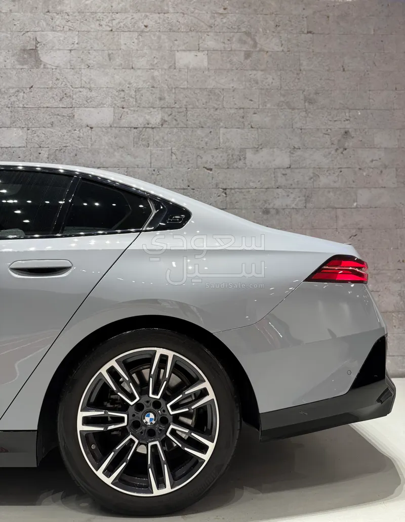 2025 بي ام دبليو الفئة الخامسة 520 أي