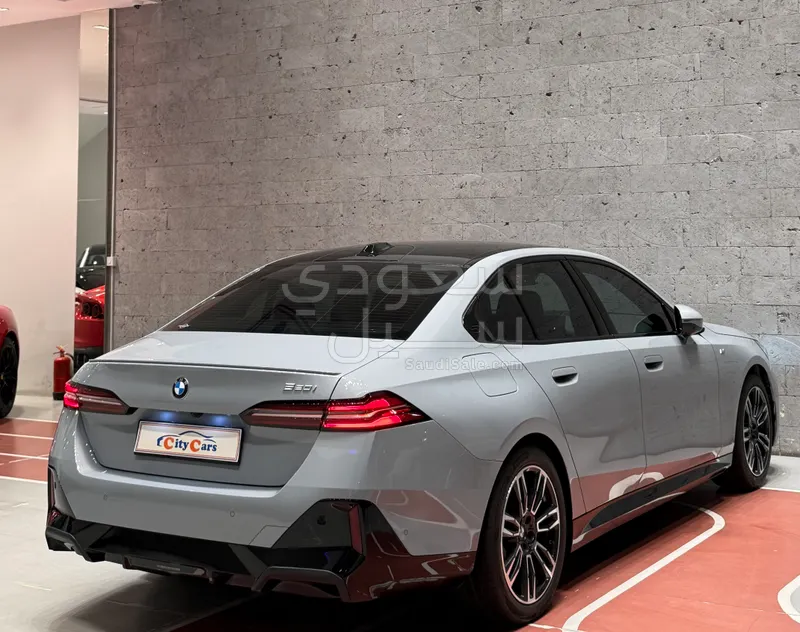 2025 بي ام دبليو الفئة الخامسة 520 أي