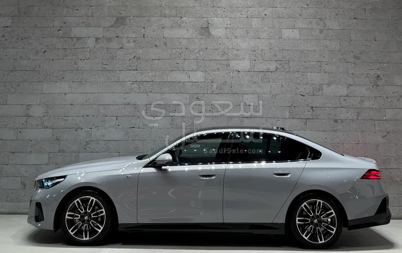 2025 بي ام دبليو الفئة الخامسة 520 أي