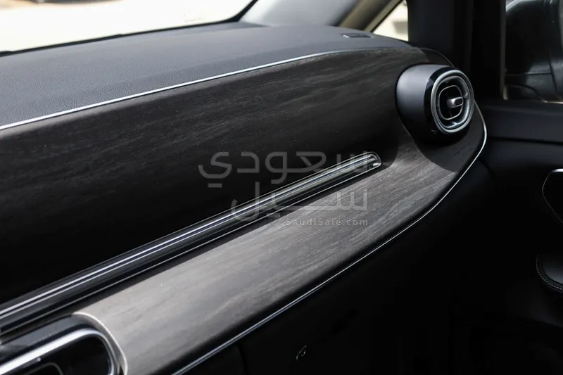 2025 مرسيدس - بنز في 300