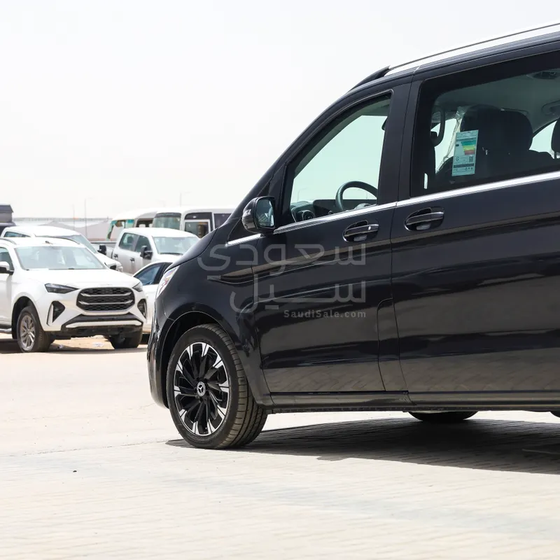 2025 مرسيدس - بنز في 300