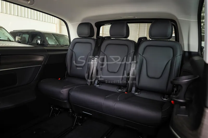 2025 مرسيدس - بنز في 300