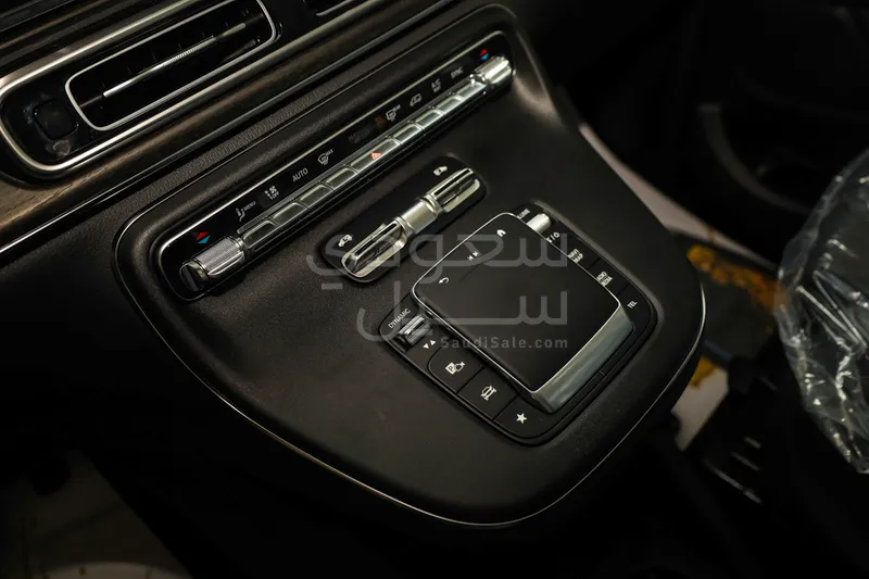 2025 مرسيدس - بنز في 300