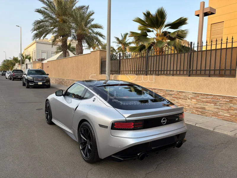 2023 نيسان زد 400