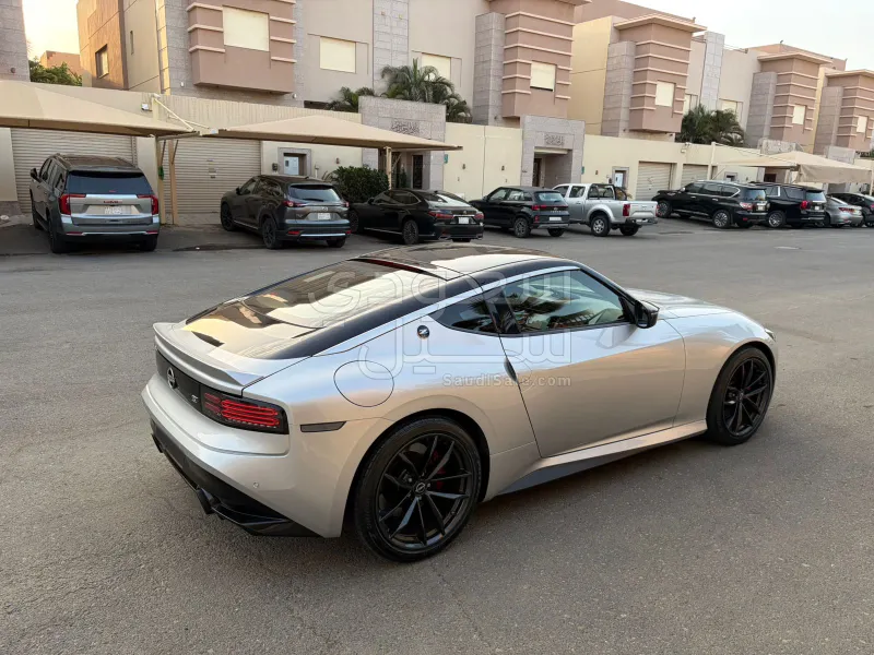 2023 نيسان زد 400