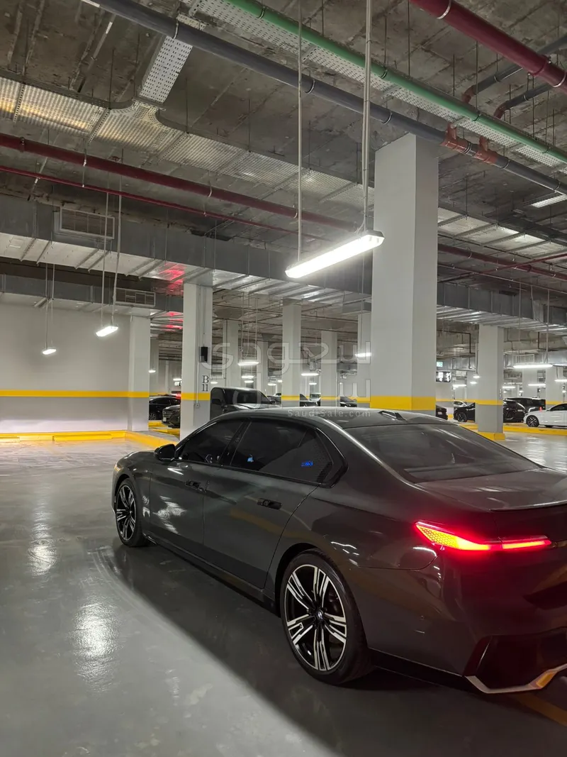 2024 بي ام دبليو الفئة السابعة 735أي