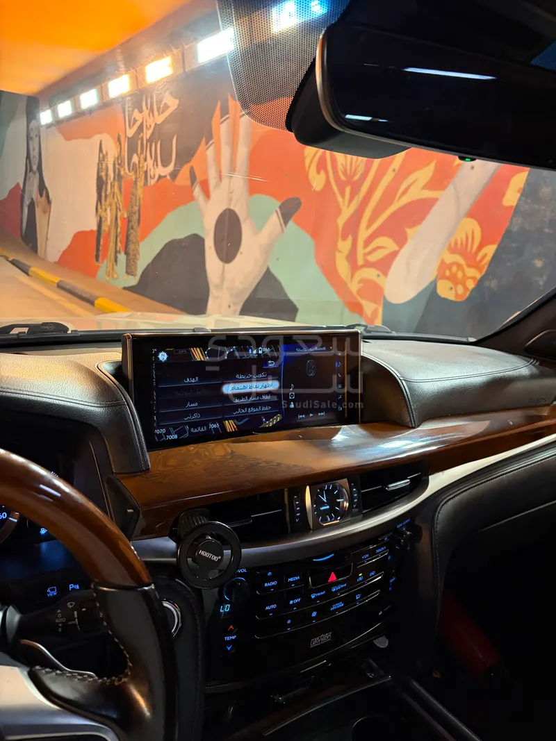 2017 لكزس إل إكس 570