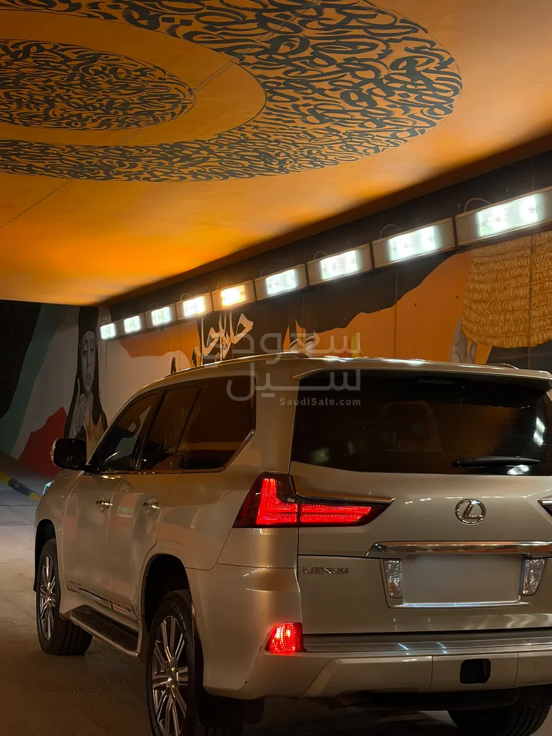 2017 لكزس إل إكس 570