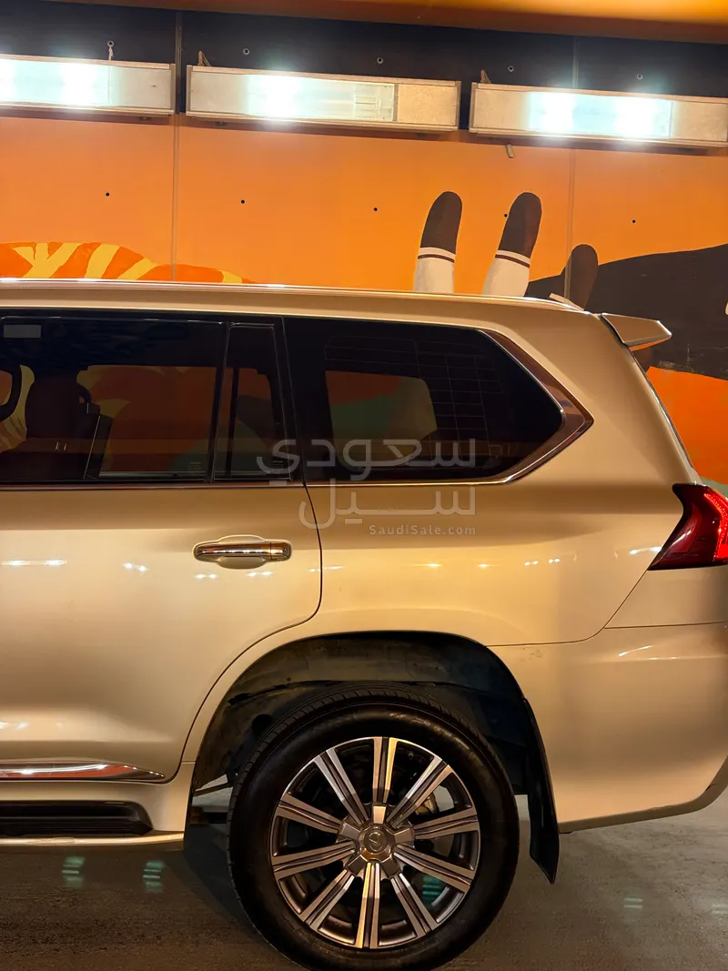 2017 لكزس إل إكس 570