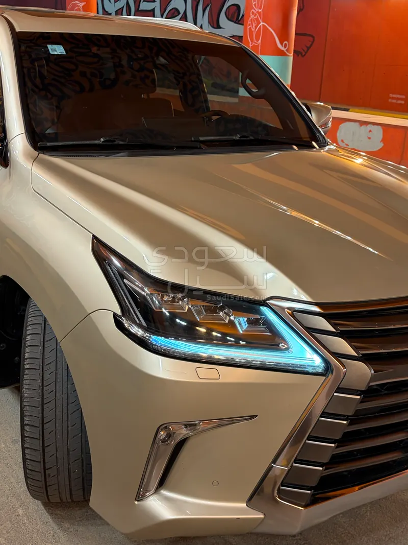 2017 لكزس إل إكس 570