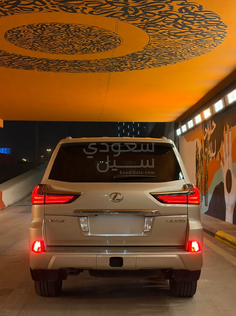 2017 لكزس إل إكس 570