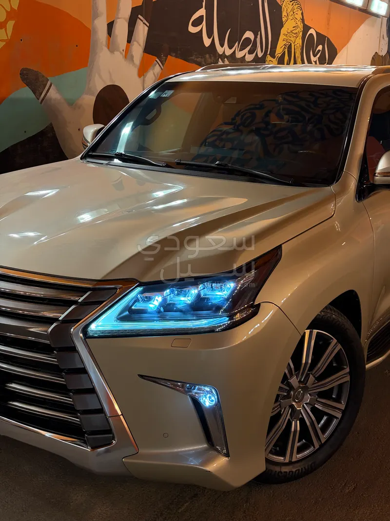 2017 لكزس إل إكس 570