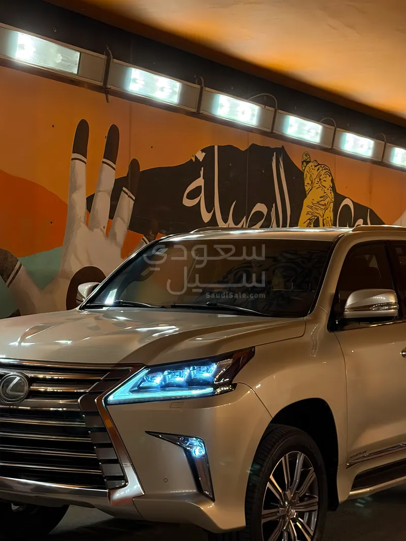 2017 لكزس إل إكس 570