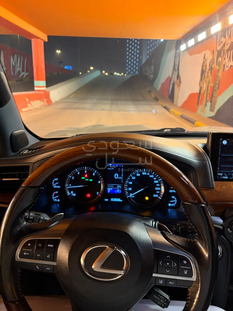 2017 لكزس إل إكس 570